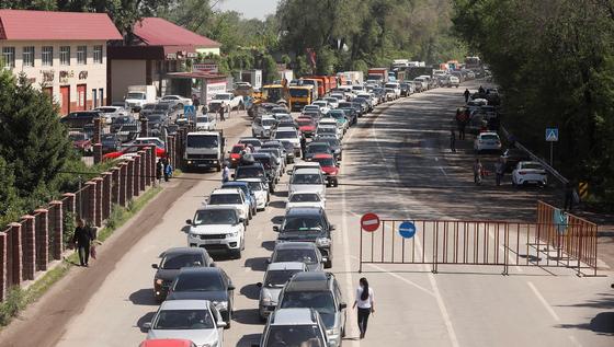 Алматыға кіреберісте ұзын-сонар кептеліс: полиция себебін түсіндірді (видео) Алматыға кіреберісте ұзын-сонар кептеліс: полиция себебін түсіндірді (видео)