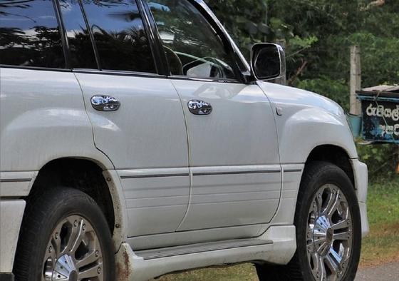 Водитель Land Cruiser наехал на двух людей в Актобе Водитель Land Cruiser наехал на двух людей в Актобе