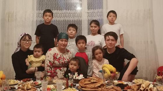 "Бармақтай бақты бағалау керек": Ақтөбелік әйел 36 жасында он баланың анасы атанды "Бармақтай бақты бағалау керек": Ақтөбелік әйел 36 жасында он баланың анасы атанды