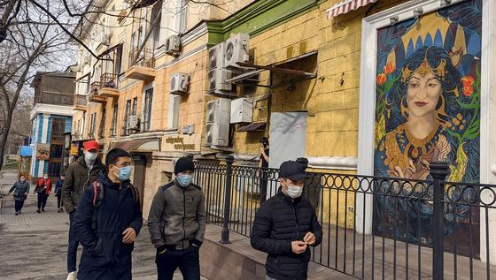 "Болеют целыми подъездами": главный санврач поведала о причинах изоляции домов "Болеют целыми подъездами": главный санврач поведала о причинах изоляции домов