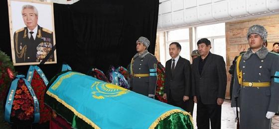Крушение самолета в Алматы: прошли похороны генерала Кайдарова Крушение самолета в Алматы: прошли похороны генерала Кайдарова