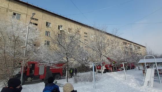 Двор дома в Талдыкоргане, где произошел пожар Двор дома в Талдыкоргане, где произошел пожар