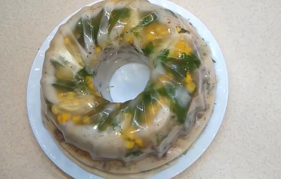 Заливное из свиного языка и сердца с кукурузой и яйцами Заливное из свиного языка и сердца с кукурузой и яйцами