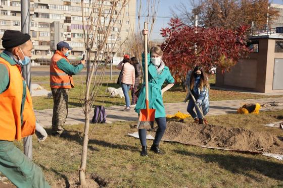 Девушка стоит с лопатой Девушка стоит с лопатой
