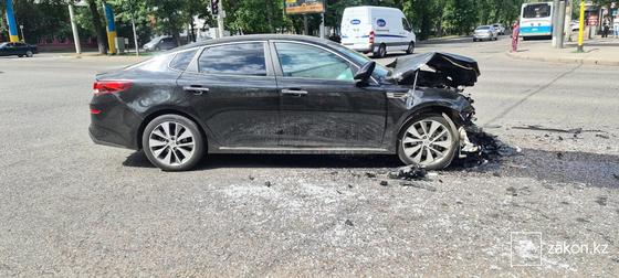 Автомобиль попал в аварию Автомобиль попал в аварию