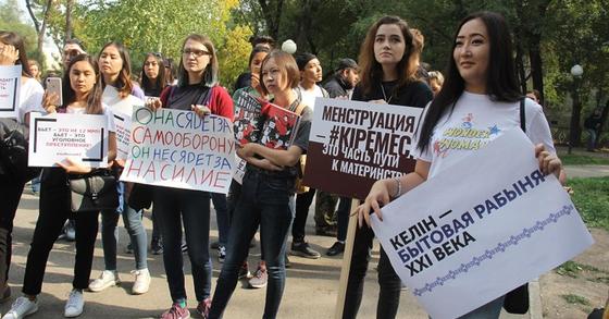 «Все сексисты пусть убьются, феминистки не сдаются»: О чем говорили девушки на митинге «Все сексисты пусть убьются, феминистки не сдаются»: О чем говорили девушки на митинге