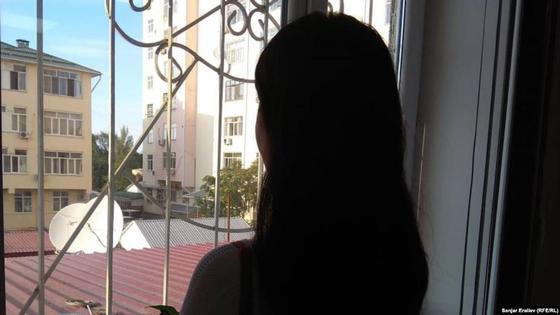 Тәжікстанда оқушы қыздың бетінен сүйген мұғалім 17,5 жылға сотталды Тәжікстанда оқушы қыздың бетінен сүйген мұғалім 17,5 жылға сотталды