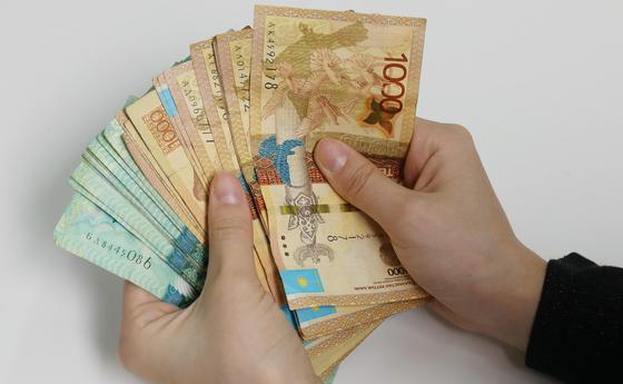 Более 6000 человек получили выплату в 42 500 тенге в Алматы Более 6000 человек получили выплату в 42 500 тенге в Алматы