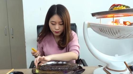 Девочка в Китае погибла, пытаясь повторить эксперимент с канала Ms Yeah с YouTube Девочка в Китае погибла, пытаясь повторить эксперимент с канала Ms Yeah с YouTube