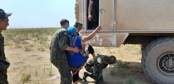 Подставил свою спину: фотография из Арыси восхитила соцсети Подставил свою спину: фотография из Арыси восхитила соцсети