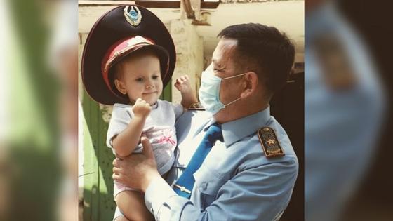 Полицейлер туғаннан көзі көрмейтін бүлдіршіннің арманын орындады (видео) Полицейлер туғаннан көзі көрмейтін бүлдіршіннің арманын орындады (видео)