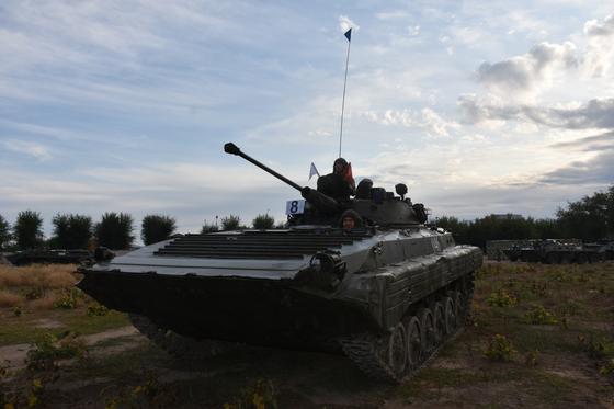 Курсанты-выпускники совершили марш на 100 км на боевых машинах пехоты и танках Курсанты-выпускники совершили марш на 100 км на боевых машинах пехоты и танках