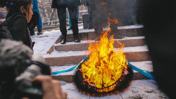 "Цветы - клумбам, права - женщинам": феминистки прошли по улицам Алматы (фото, видео) "Цветы - клумбам, права - женщинам": феминистки прошли по улицам Алматы (фото, видео)