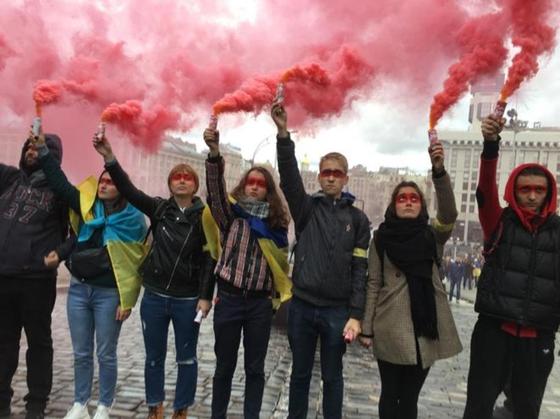 Народ против "формулы Штайнмайера": тысячи митингующих под окнами Зеленского Народ против "формулы Штайнмайера": тысячи митингующих под окнами Зеленского