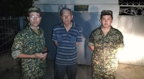 Взрывы в Арыси: мужчина отказался покидать дом, расположенные возле зоны ЧП Взрывы в Арыси: мужчина отказался покидать дом, расположенные возле зоны ЧП
