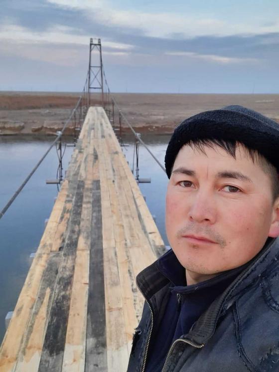 Ахат Ракишов Көктал ауылының көпірінде Ахат Ракишов Көктал ауылының көпірінде