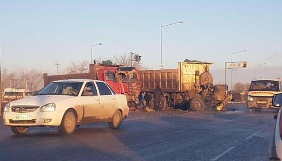 От удара сорвало кабину: грузовики смялись от столкновения в Нур-Султане От удара сорвало кабину: грузовики смялись от столкновения в Нур-Султане