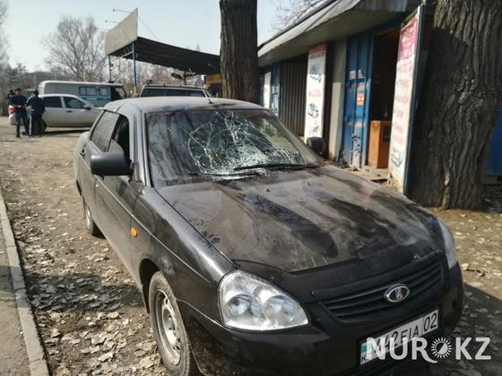 Алматыда жол жөндеп жатқан жұмысшыларды көлік қағып кетті (фото) Алматыда жол жөндеп жатқан жұмысшыларды көлік қағып кетті (фото)