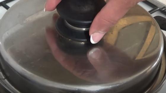 Кастрюлю накрывают крышкой Кастрюлю накрывают крышкой