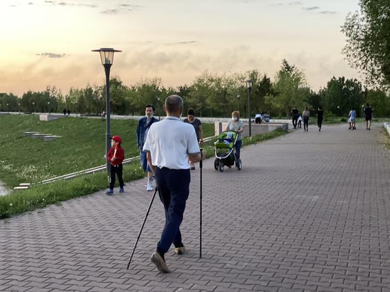 Рұқсат етілді: астаналықтар жағалау мен саябақтарда жаппай серуендеп жүр (фото) Рұқсат етілді: астаналықтар жағалау мен саябақтарда жаппай серуендеп жүр (фото)