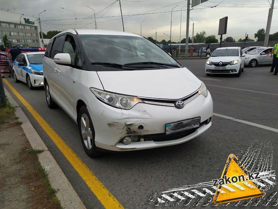 Авто отбросило на пешеходов после ДТП в Алматы: пострадали несколько человек (фото) Авто отбросило на пешеходов после ДТП в Алматы: пострадали несколько человек (фото)