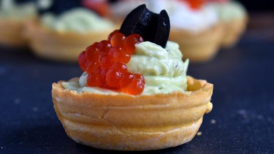 Тарталетка с икрой, сливочным сыром и маслиной Тарталетка с икрой, сливочным сыром и маслиной