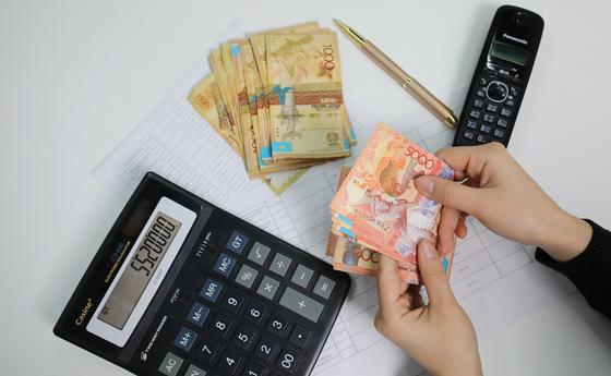 Деньги и калькулятор Деньги и калькулятор