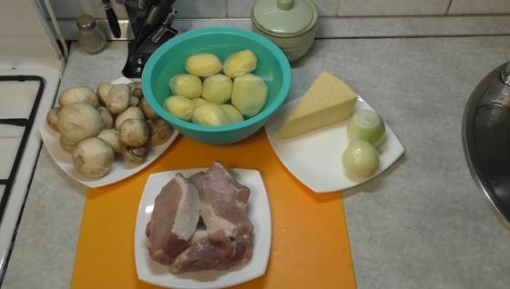 Продукты: овощи, мясо, сыр на столе Продукты: овощи, мясо, сыр на столе