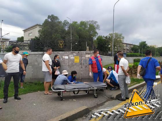 Авто отбросило на пешеходов после ДТП в Алматы: пострадали несколько человек (фото) Авто отбросило на пешеходов после ДТП в Алматы: пострадали несколько человек (фото)