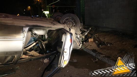 Автомобиль попал в аварию Автомобиль попал в аварию