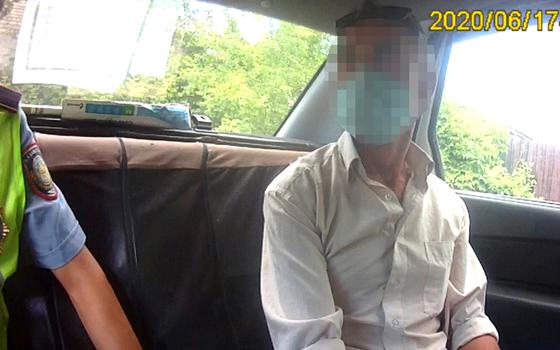 Задержанный в служебной машине Задержанный в служебной машине