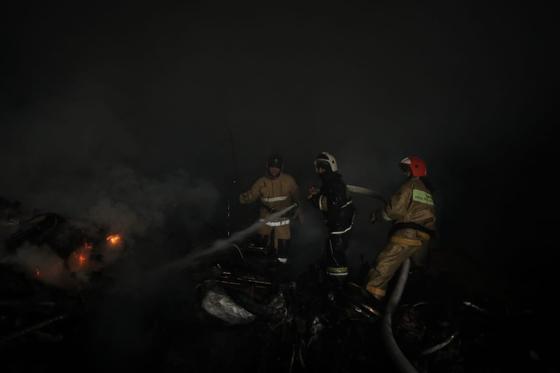 Пожарные тушат возгорание Пожарные тушат возгорание