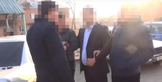 Руки светятся: специалиста департамента госдоходов поймали на взятке в 1 млн тенге Руки светятся: специалиста департамента госдоходов поймали на взятке в 1 млн тенге