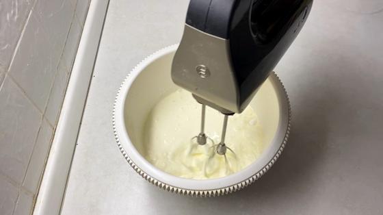 Взбивание сливок миксером Взбивание сливок миксером