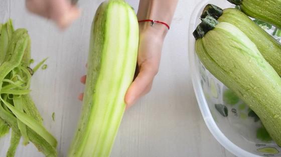 Кабачок очищают от кожицы Кабачок очищают от кожицы