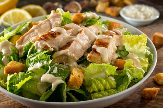салат на тарелке с курицей и пекинской капустой салат на тарелке с курицей и пекинской капустой