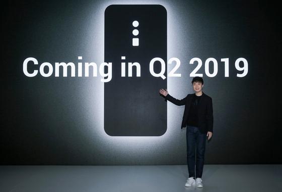Oppo представила первый в мире смартфон с 5G (фото, видео) Oppo представила первый в мире смартфон с 5G (фото, видео)