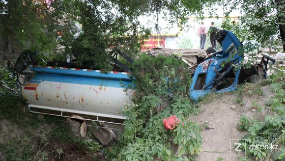 Грузовик попал в аварию Грузовик попал в аварию