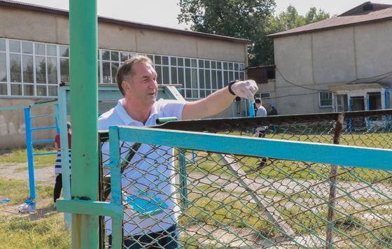 Алматыда банк төрағасы ауыл мектебінде маляр болып жұмыс істеді Алматыда банк төрағасы ауыл мектебінде маляр болып жұмыс істеді