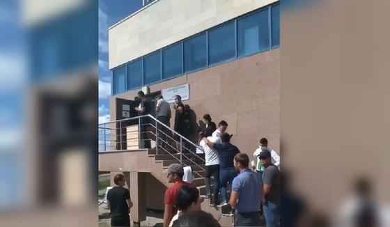 Столпотворение у спецЦОНа в Нур-Султане попало на видео Столпотворение у спецЦОНа в Нур-Султане попало на видео