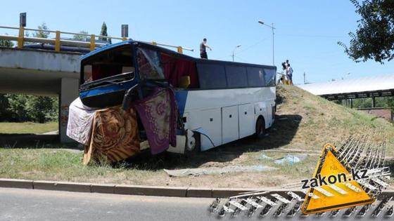 Автобус с пассажирами упал с развязки в Алматы Автобус с пассажирами упал с развязки в Алматы