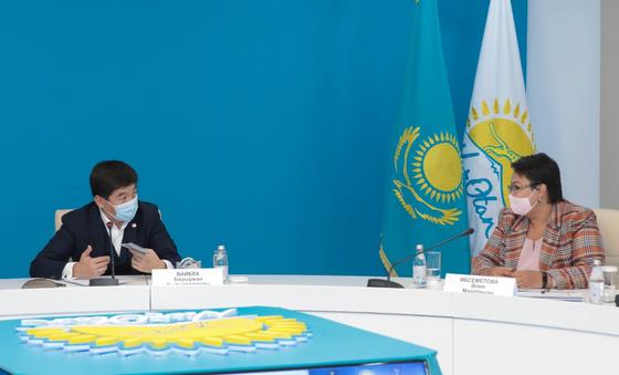 Байбек и Абсеметова сидят за столом в партии Nur Otan Байбек и Абсеметова сидят за столом в партии Nur Otan