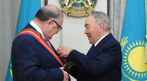 Нұрсұлтан Назарбаев және Алишер Усманов. Фото: Ақорда Нұрсұлтан Назарбаев және Алишер Усманов. Фото: Ақорда
