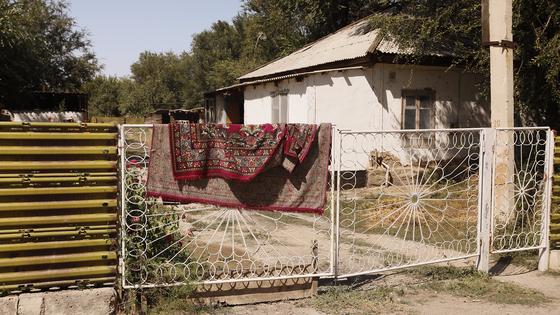 Дом стоит у дороги Дом стоит у дороги