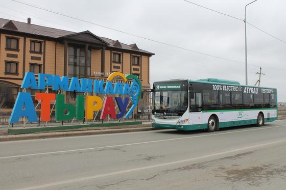 Жители Атырау влюбились в тестируемый в городе эко-автобус Жители Атырау влюбились в тестируемый в городе эко-автобус