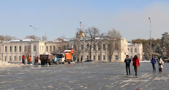 Сутки до визита Токаева: что происходит на площади Бишкека Сутки до визита Токаева: что происходит на площади Бишкека