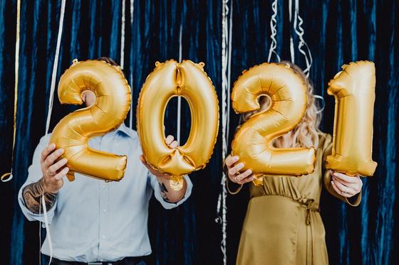 парень и девушка держат шарики в виде цифр 2021 парень и девушка держат шарики в виде цифр 2021