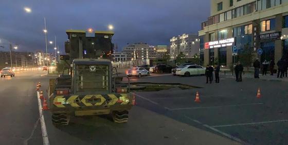 Асфальт провалился на дороге в центре Нур-Султана Асфальт провалился на дороге в центре Нур-Султана