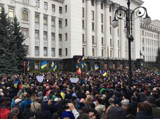Народ против "формулы Штайнмайера": тысячи митингующих под окнами Зеленского Народ против "формулы Штайнмайера": тысячи митингующих под окнами Зеленского