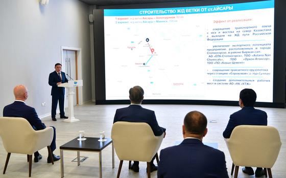 Касым-Жомарт Токаев слушает отчет Ермека Маржикпаева Касым-Жомарт Токаев слушает отчет Ермека Маржикпаева